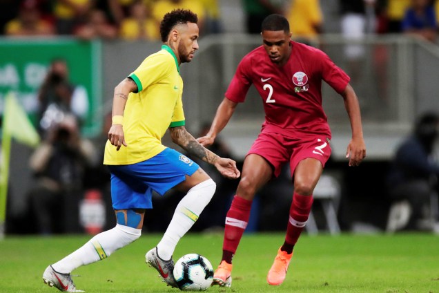 Neymar disputa bola com Pedro Correia durante partida entre Brasil e Catar, realizada no estádio Mané Garrincha - 05/06/2019