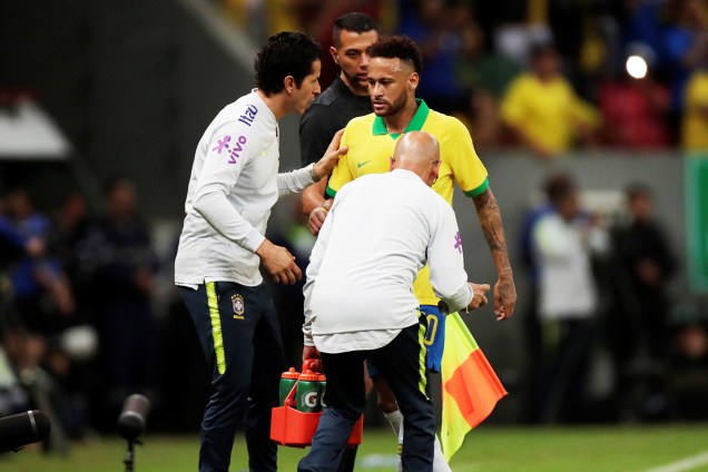 Neymar deixa gramado durante partida entre Brasil e Catar, no estádio Mané Garrincha, em Brasília (DF) - 05/06/2019