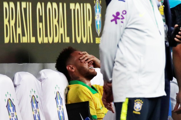 Neymar é visto chorando no banco de reservas após deixar gramado durante partida entre Brasil e Catar, realizada no estádio Mané Garrincha - 05/06/2019