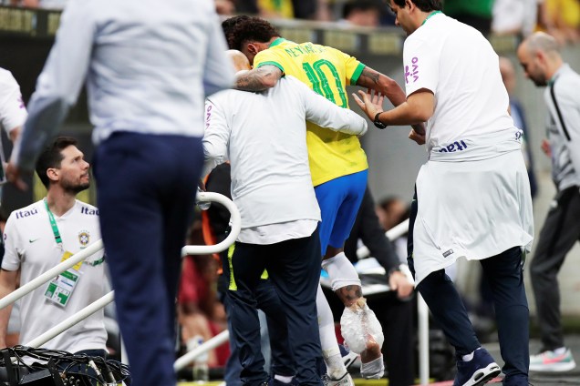 Neymar é amparado por médicos após sair machucado do gramado, durante partida entre Brasil e Catar - 05/06/2019
