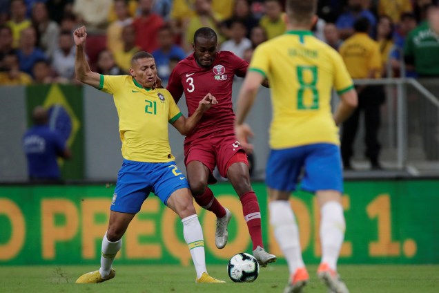 Abdelkarim Fadlalla, do Catar, disputa lance com Richarlison, do Brasil, durante amistoso realizado em Brasília (DF) - 05/06/2019