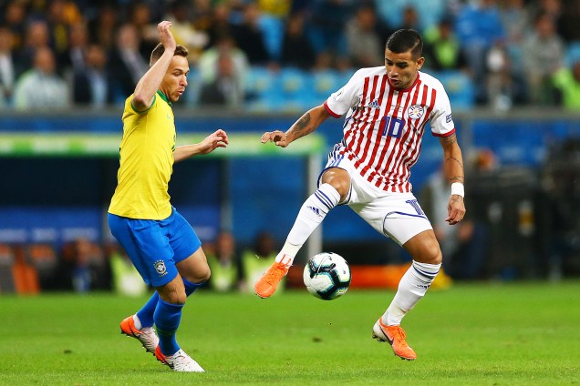 Arthur, jogador da seleção brasileira, disputa lance com  Derlis González, do Paraguai, durante partida válida pelas quartas de final da Copa América - 27/06/2019