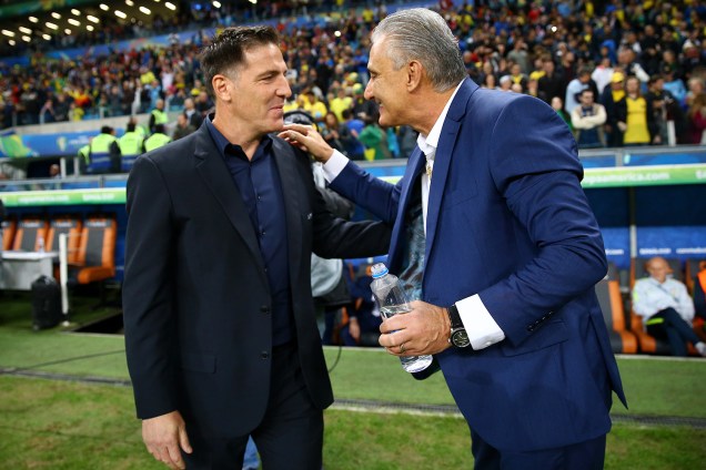 Tite e Eduardo Berizzo, técnicos do Brasil e do Paraguai, se cumprimentam antes de partida válida pelas quartas de final da Copa América - 27/06/2019