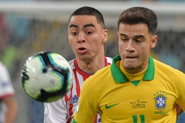 Philippe Coutinho disputa bola com Miguel Almiron, duranet partida entre Brasil e Paraguai - 27/06/2019