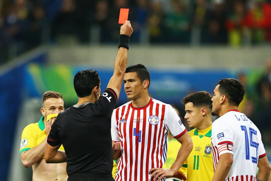 O árbitro Roberto Tobar Vargas expulsa o jogador  Fabian Balbuena, do Paraguai, durante partida contra a Seleção Brasileira, válida pelas quartas de final da Copa América - 27/06/2019