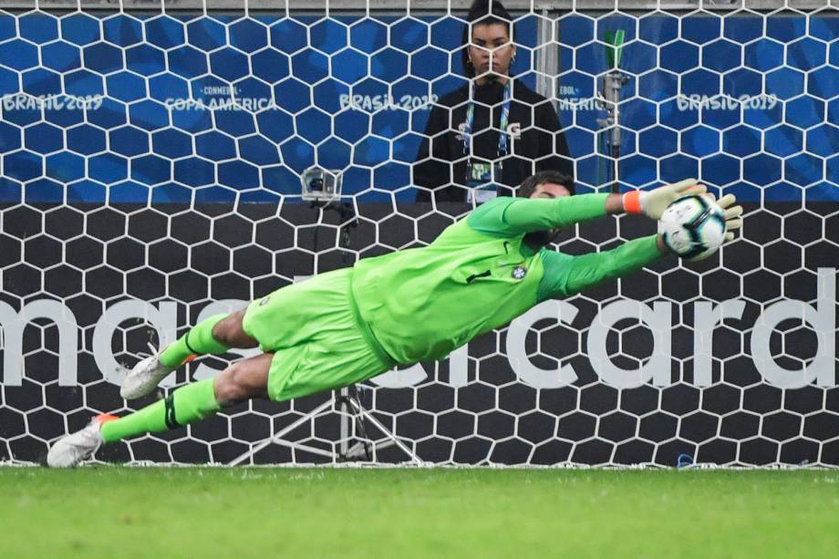 Alisson, goleiro da Seleção Brasileira, defende cobrança de pênalti de Gustavo Gómez - 27/06/2019