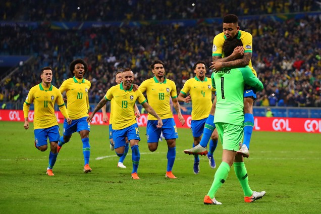 Jogadores da Seleção Brasileira comemoram após derrotarem paraguaios na cobrança das penalidades máximas - 27/06/2019