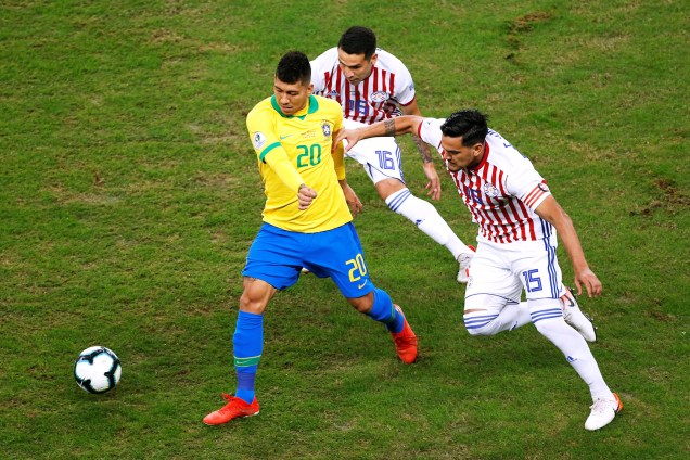 Roberto Firmino, do Brasil, disputa lance com Celso Ortiz e Gustavo Gómez, do Paraguai, durante partida válida pelas quartas de final da Copa América - 27/06/2019