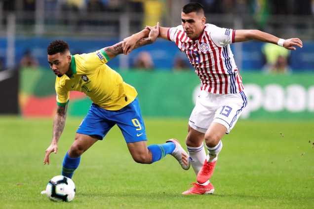 Gabriel Jesus (esq) disputa lance com Junior Alonso (dir), durante partida entre Brasil e Paraguai - 27/06/2019