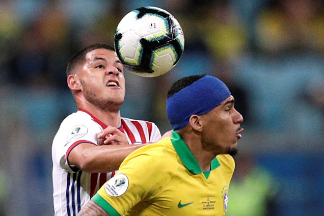 Allan, do Brasil, disputa lance com Richard Sánchez, do Paraguai, durante partida válida pelas quartas de final da Copa América - 27/06/2019