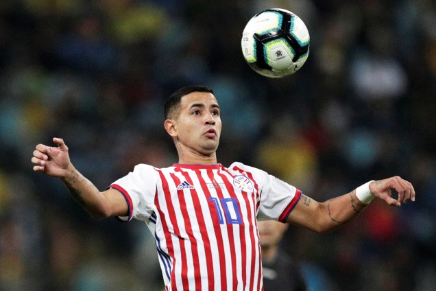 Derlis González, da seleção paraguaia, domina bola durante partida contra o Brasil - 27/06/2019