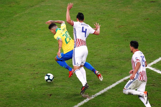 Roberto Firmino é derrubado por Fabian Balbuena, durante partida entre Brasil e Paraguai, válida pela Copa América - 27/06/2019