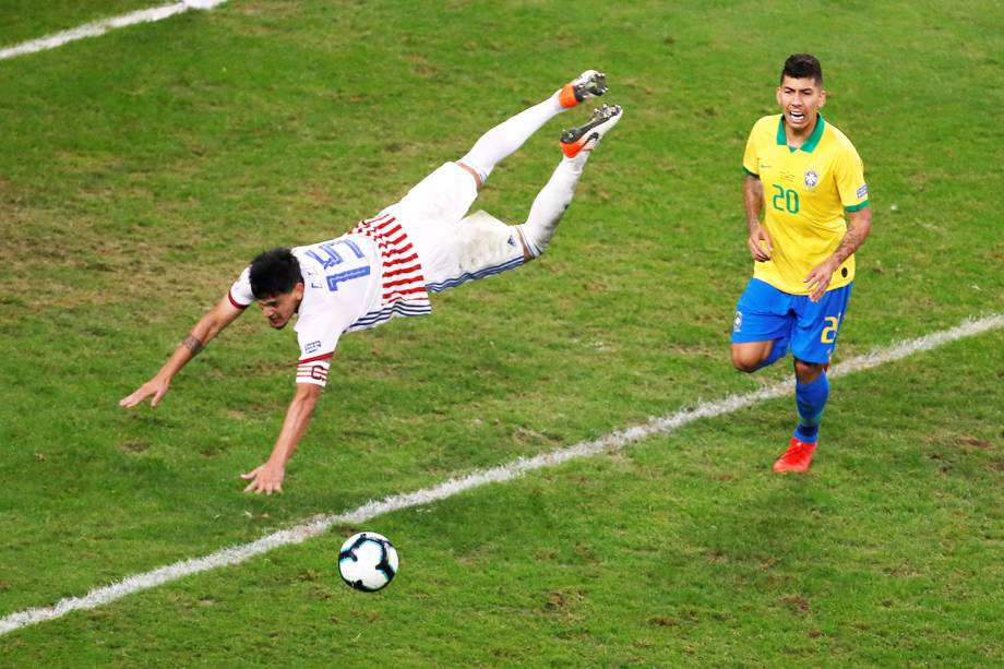 Gustavo Gómez e Roberto Firmino, durante partida entre Brasil e Paraguai, válida pelas quartas de final da Copa América, realizada na Arena do Grêmio, em Porto Alegre (RS) - 27/06/2019