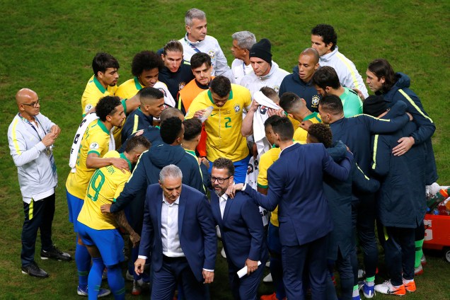 Jogadores da Seleção Brasileira e comissão técnica se reúnem antes da cobrança das penalidades máximas contra o Paraguai - 27/06/2019