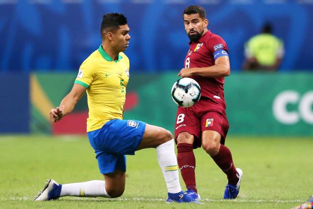 Casemiro, jogador da seleção brasileira, disputa lance com Tomas Rincon, da Venezuela, durante partida válida pela fase de grupos da Copa América - 18/06/2019