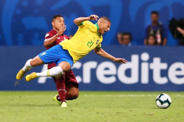 Richarlison, jogador do Brasil, é marcado pelo jogador venezuelano Darwin Machis, durante partida válida pela Copa América - 18/06/2019