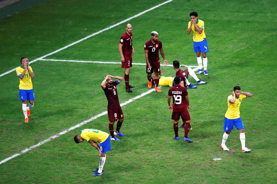 Jogadores brasileiros lamentam jogada perdida durante partida contra a Venezuela, válida pela fase de grupos da Copa América - 18/06/2019