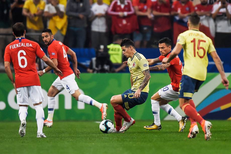 James Rodríguez, atacante da Colômbia, disputa lance com Charles Aránguiz, do Chile, durante partida válida pelas quartas de final da Copa América - 28/06/2019