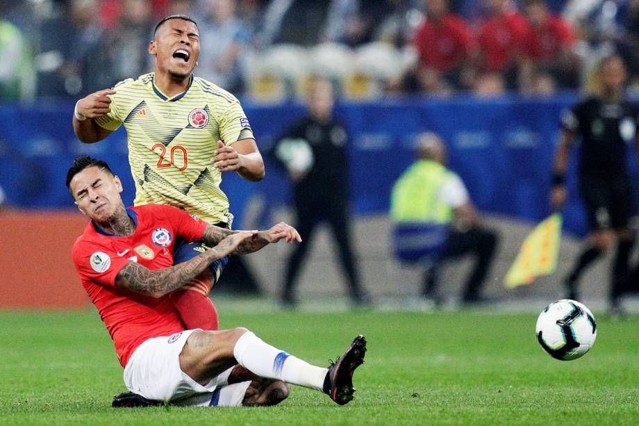 Erick Pulgar, do Chile, disputa lance com Roger Martínez, da Colômbia, durante partida válida pela Copa América - 28/06/2019