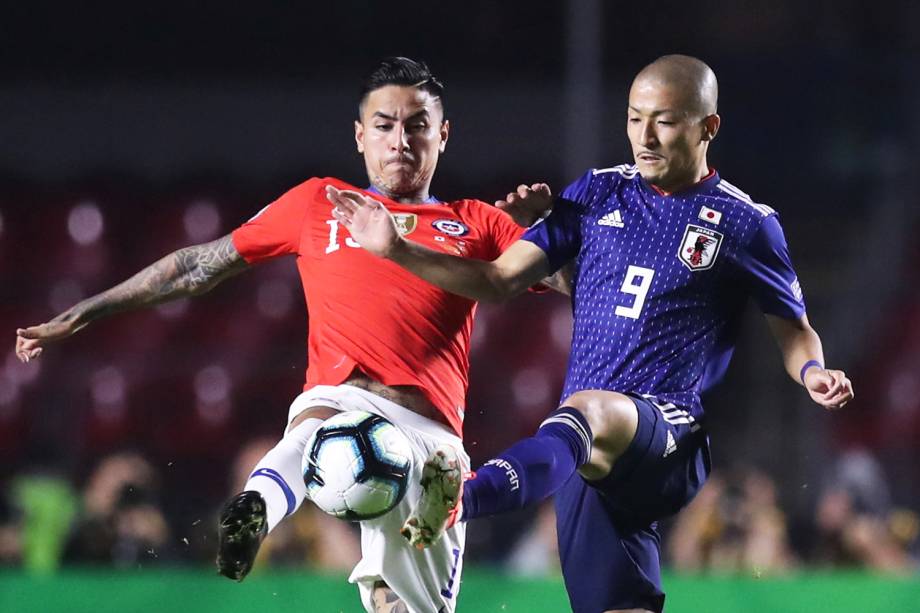 Daizen Maeda, jogador do Japão, disputa lance com Erick Pulgar, do Chile, durante partida válida pelo grupo C da Copa América, realizada no Estádio do Morumbi, em São Paulo (SP) - 17/06/2019