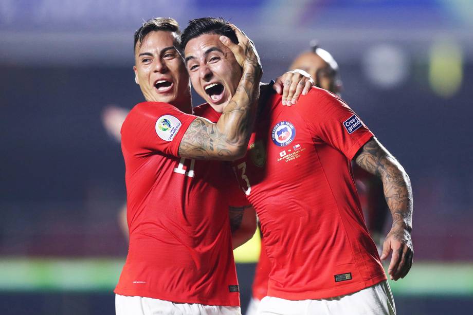 Erick Pulgar comemora com Eduardo Vargas após marcar gol durante partida entre Japão e Chile, válida pelo grupo C da Copa América - 17/06/2019