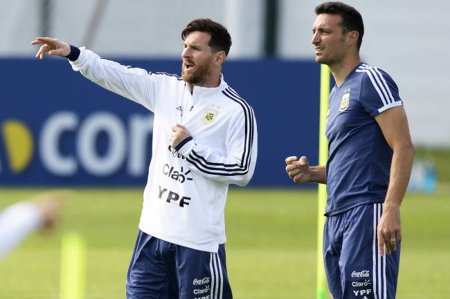 Cumplicidade entre os xarás: Messi e Scaloni foram companheiros na Copa de 2006, a primeira do craque