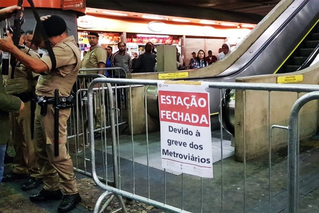 Acesso à estação Itaquera do metrô bloqueada durante greve dos metroviários na zona leste de São Paulo - 14/06/2019