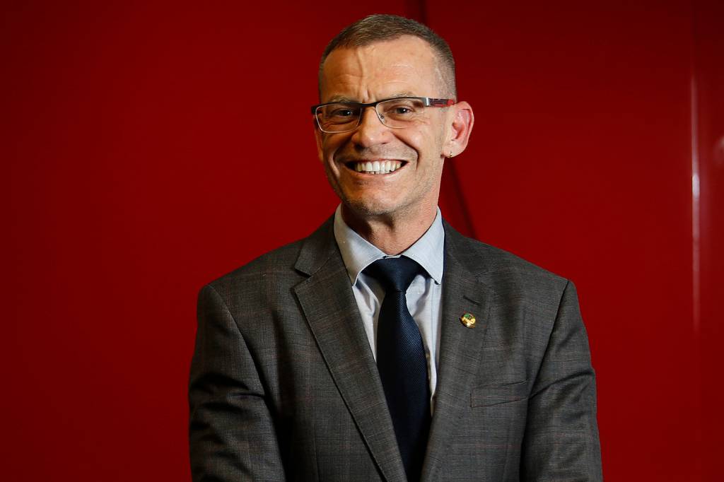 Senador petista ganha ação contra promotor por homofobia