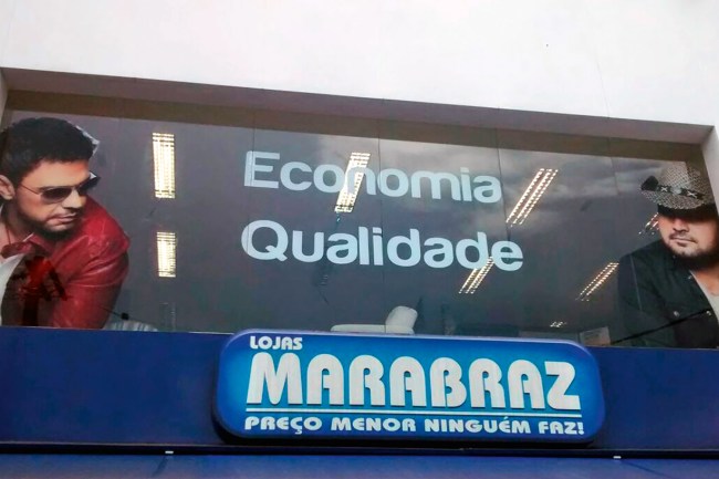 GIGANTE - Outdoor da Marabraz com os garotos-propaganda Zezé e Luciano: a maior rede de loja de móveis do país Foto/VEJA 