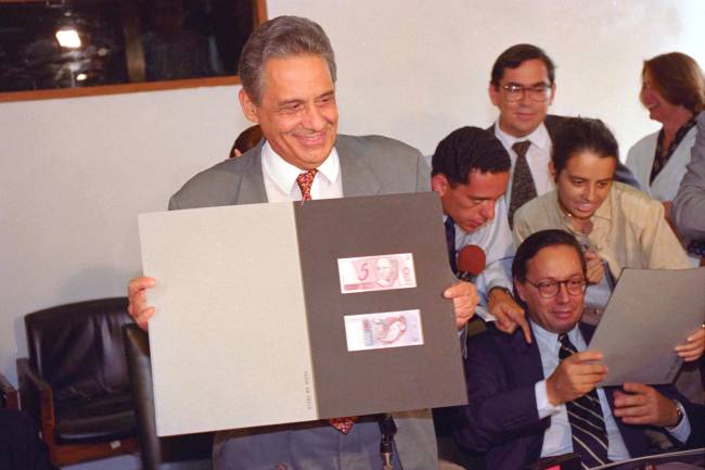 Fernando Henrique Cardoso (Ministro da Fazenda), e Pedro Malan, durante coletiva no Ministério da Fazenda - 30/03/1994<br />