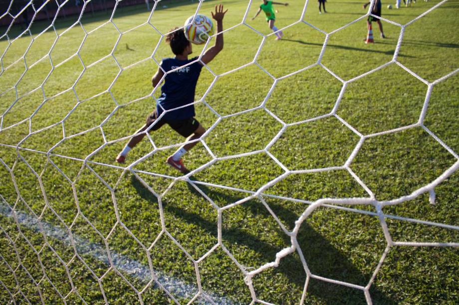 Adolescentes participam de sessãode treinos durante peneira do futebol feminino - 25/06/2019