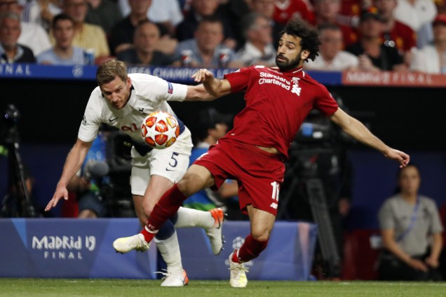 Jan Vertonghen e Salah, disputam bola durante partida válida pela final da Champions - 01/06/2019