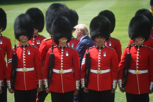 O presidente dos Estados Unidos, Donald Trump, acompanha o príncipe Charles durante a inspeção da Guarda de Honra no palácio de Buckingham, em Londres - 03/06/2019