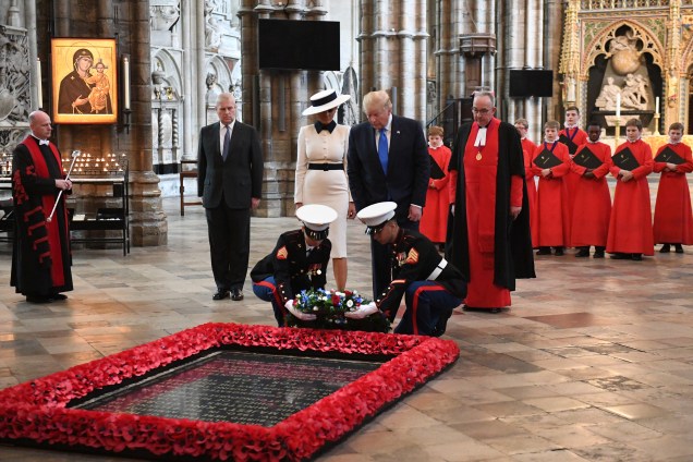 Donald Trump e Melania Trump colocam uma coroa no túmulo do soldado desconhecido durante visita a Abadia de Westminster, acompanhados do Príncipe Andrew, Duque de York - 03/06/2019