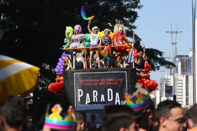 A 23ª edição da Parada do Orgulho LGBT na Avenida Paulista, <span>considerada a maior do mundo, reuniu 3 milhões de pessoas neste domingo (23). Ao todo, 19 trios elétricos desfilaram por cerca de sete horas de apresentações e teve a participação de uma ex-integrante do grupo Spice Girls, a cantora britânica Mel C </span>- 23/06/2019