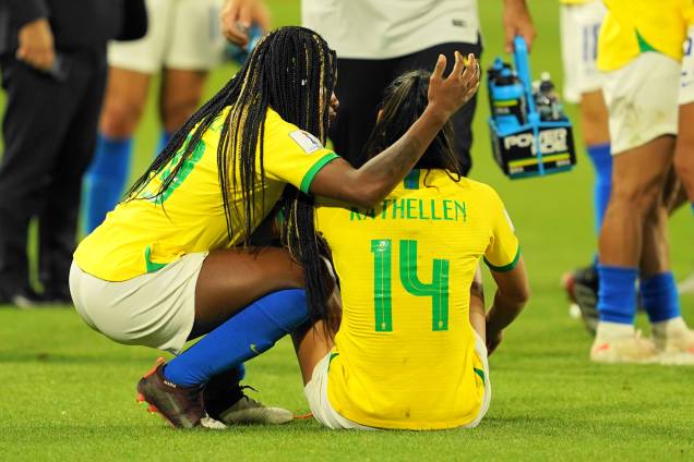 Jogadora Ludmila consola a jogadora Kathellen, após a Seleção da França derrotar o Brasil na prorrogação em jogo válido pela Copa do Mundo Feminina 2019 Oitavas de final - 23/06/2019