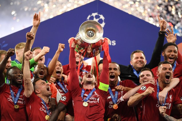 Liverpool supera o Tottenham na final e conquista a liga dos campeões, jogadores comemoram com a taça -  01/06/2019