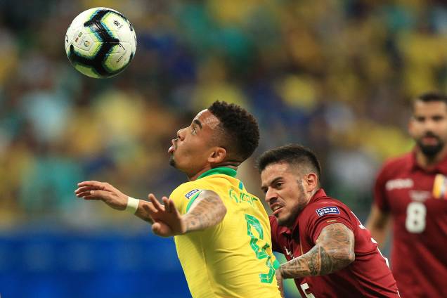 Gabriel Jesus, do Brasil, disputa lance com Junior Moreno, durante partida válida pela fase de grupos da Copa América - 18/06/2019