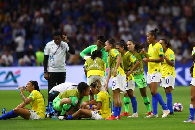 Jogadoras descasam após o fim do primeiro tempo no jogo entre França e Brasil válido pela Copa do Mundo Feminina 2019 Oitavas de final - 23/06/2019