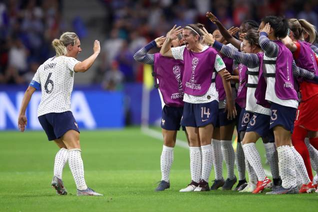 Jogadora francesa Gaetane Thiney comemora  o segundo gol da França no jogo entre França e Brasil, válido pela Copa do Mundo Feminina 2019 Oitavas de final - 23/06/2019