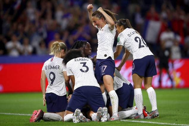 Jogadora francesa Gaetane Thiney comemora  o segundo gol da França no jogo entre França e Brasil,  válido pela Copa do Mundo Feminina 2019 Oitavas de final - 23/06/2019