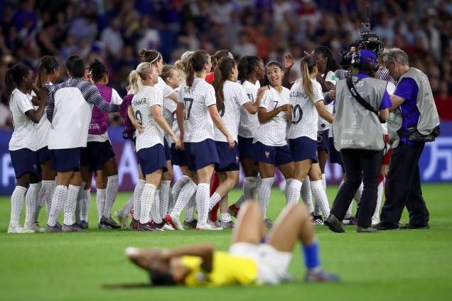 Jogadoras francesas comemoram vitória na prorrogação no jogo entre França e Brasil, válido pela Copa do Mundo Feminina 2019 Oitavas de final - 23/06/2019