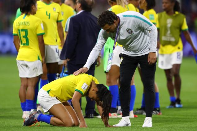Jogadora brasileira chora no jogo entre França e Brasil, válido pela Copa do Mundo Feminina 2019 Oitavas de final - 23/06/2019