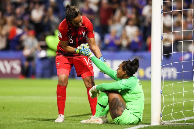 Sarah Bouhaddi da França consola a goleira brasileira Barbara, após jogo entre França e Brasil, válido pela Copa do Mundo Feminina 2019 Oitavas de final - 23/06/2019
