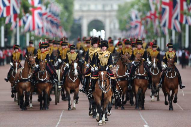 Cavaleiros descem o The Mall durante o desfile Trooping the Colour no centro de Londres - 08/06/2019 Cavaleiros descem o The Mall durante o desfile Trooping the Colour no centro de Londres - 08/06/2019