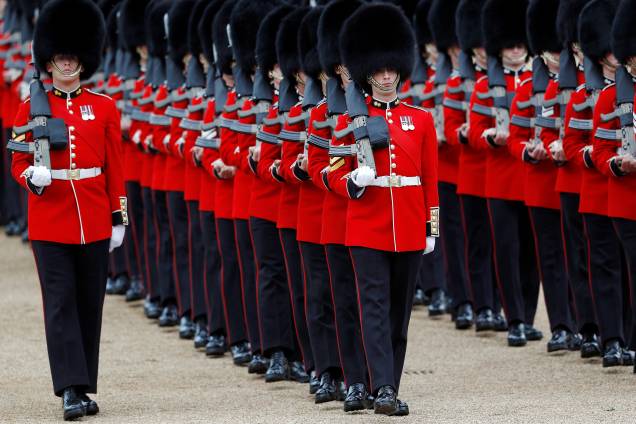 Membros da Coldstream Guards, tropa de infantaria de elite do Exército britânico, participam do desfile Trooping the Colour no centro de Londres - 08/06/2019