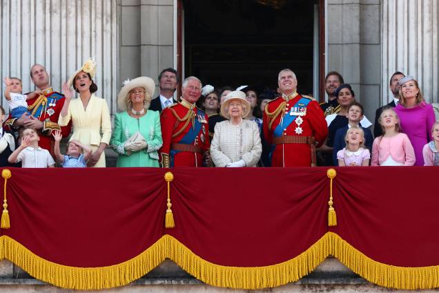 Rainha Elizabeth II assiste rodeada dos membros da família real britânica à apresentação da Equipe Aerobática da Força Aérea Real Red Arrows durante a parada anual Trooping the Colour, em Londres - 08/06/2019