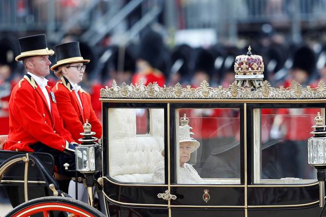 A rainha Elizabeth II chega de carruagem para os desfiles em homenagem ao seu aniversário no Palácio de Buckingham, em Londres - 08/06/2019