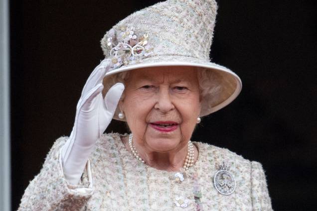Rainha Elizabeth II saúda os súditos durante a parada anual Trooping the Colour, em celebração ao seu aniversário na sacada do Palácio de Buckingham, em Londres - 08/06/2019 Rainha Elizabeth II saúda os súditos durante a parada anual Trooping the Colour, em celebração ao seu aniversário na sacada do Palácio de Buckingham, em Londres - 08/06/2019