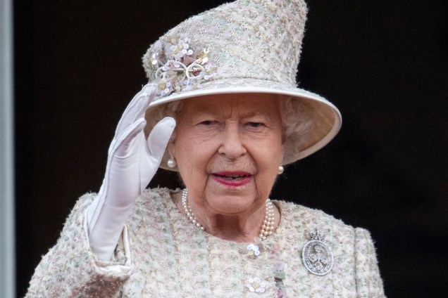 Rainha Elizabeth II saúda os súditos durante a parada anual Trooping the Colour, em celebração ao seu aniversário na sacada do Palácio de Buckingham, em Londres - 08/06/2019